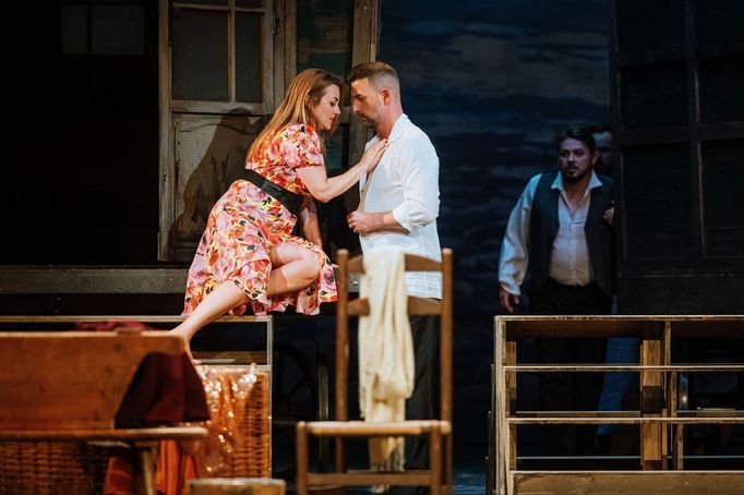 Na snímku z Komediantů jsou Daniel Scofield jako Tonio a Jana Sibera v roli Neddy.