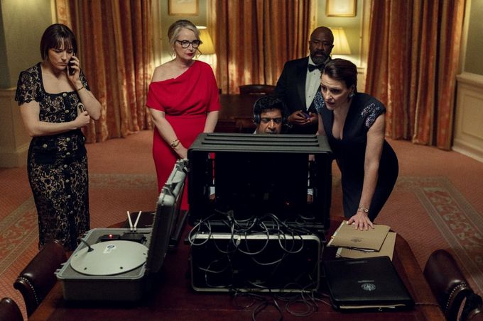 Pětidílný seriál Pod tlakem je k vidění na platformě Netflix. Britské premiérce v něm unesou manžela a francouzské prezidentce zase někdo vyhrožuje.