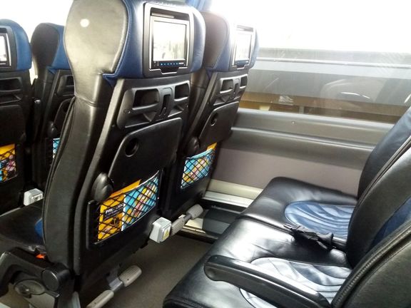RegioJet: Nejméně prostoru, ale pohodlné sedačky, vysoké opěrky a monitor.