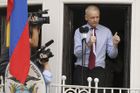 Assange vzkázal z balkónu: Ukončete hon na WikiLeaks