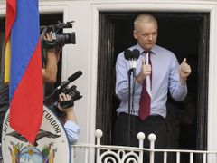 Julian Assange pronáší projev z okna ekvádorské ambasády.