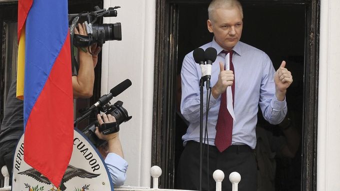 Julian Assange v okně ekvádorské ambasády v Londýně