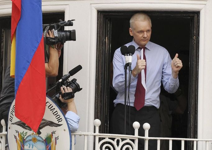 Julian Assange pronáší projev z okna ekvádorské ambasády.