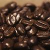 Zrnka kávy, pražená káva