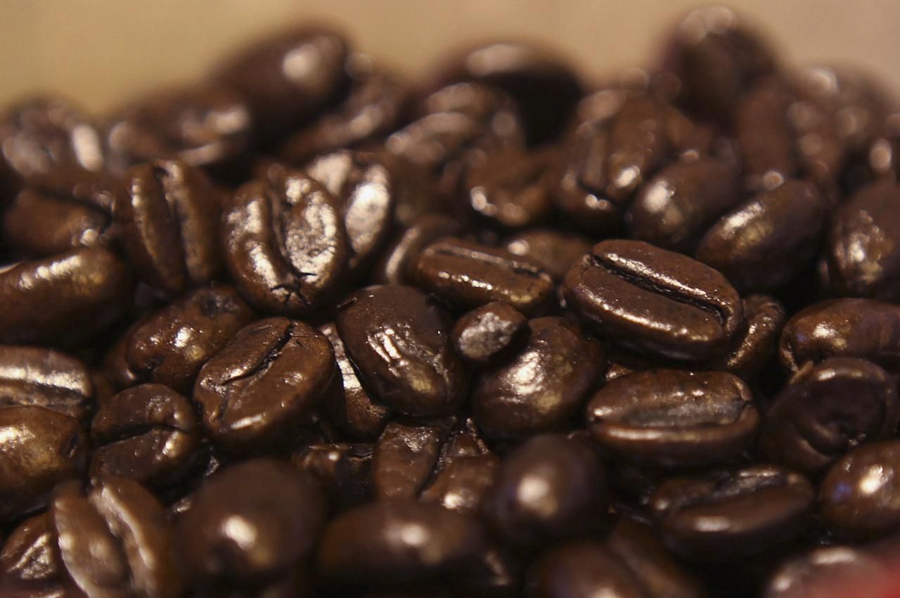 Zrnka kávy, pražená káva