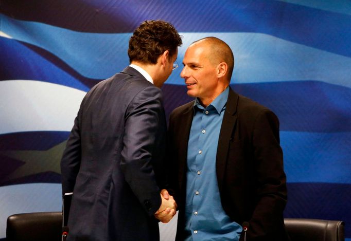 Šéf euroskupiny (ministrů financí členských zemí eurozóny) Jeroen Dijsselbloem (vlevo) a řecký ministr finaní Jannis Varufakis.