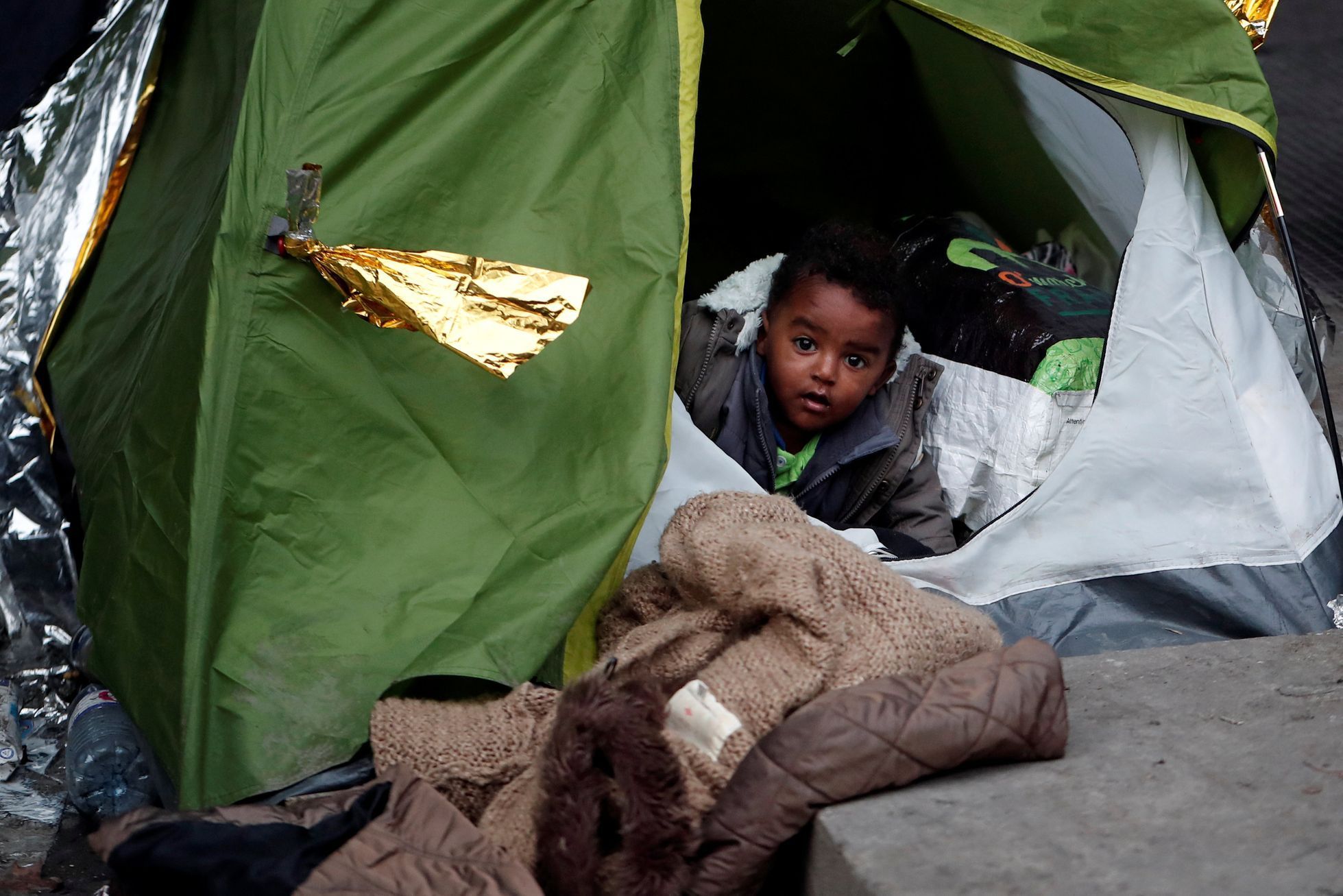 Vyklízení tábora migrantů v Porte de la Chapelle na severu Paříže.