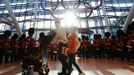 Travellers pass the Olympic Rings during an unveiling ceremony in the Terminal Five arrivals hall at Heathrow Airport, in preparation for the London 2012 Olympic Games in London June 20, 2012. REUTERS/Luke MacGregor (BRITAIN - Tags: TRANSPORT SOCIETY SPORT OLYMPICS) Published: Čer. 20, 2012, 9:54 dop.