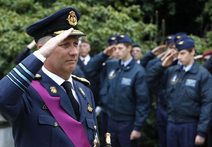 Belgický koruní princ Philippe salutuje při slavnostním ceremoniálu 90. výročí konce 1. světové války.