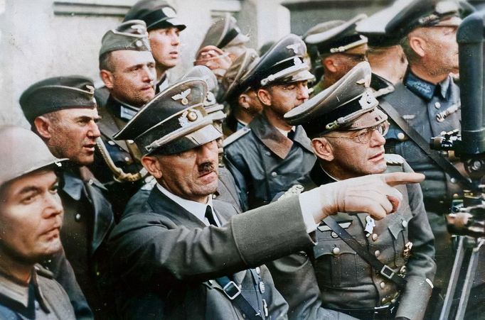 Adolf Hitler a němečtí důstojníci během inspekce ve Varšavě, Polsko, říjen 1939, po kapitulaci města během druhé světové války. Kolorovaný snímek