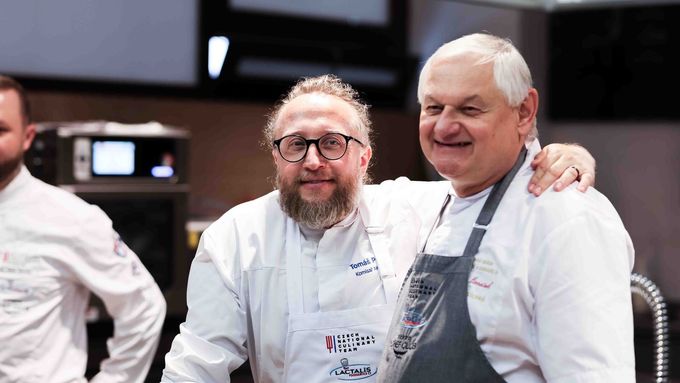 Stará garda Asociace kuchařů a cukrářů uvaří menu Ósaka 2025 inspirované původním československým menu z roku 1970