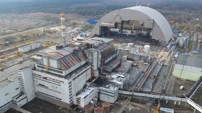 Ukrajinští inženýři začali zakrývat zničený reaktor černobylské jaderné elektrárny 31 000 tun vážícím ocelovým krytem.