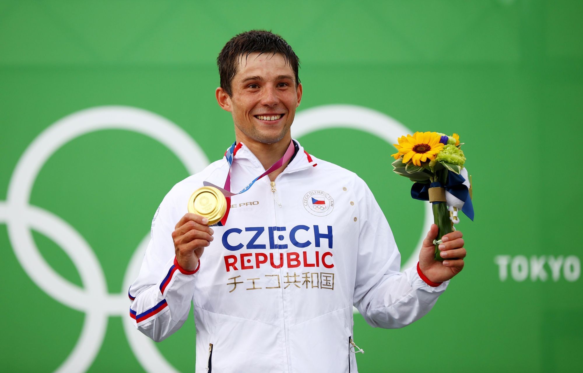 Kajakář Jiří Prskavec se zlatou medailí po vítězství ve finále na OH 2020