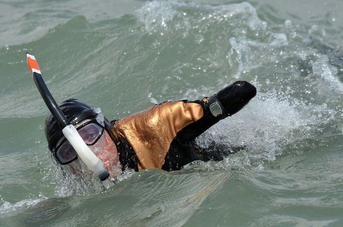 "Sans bras, ni jambes, il s'appr?te ? traverser la Manche". French Philippe Croizon from Chatellerault, a disabled swimmer amputated of both arms and legs is pictured during a training session at the Gendarmerie naval base in La Rochelle, Western France on May 27, 20210. He will attempt a channel crossing, a 33-kilometer trip between France and England scheduled on September 13-20. On that occasion, he will be equipped with two artificial limbs fitted with flippers., Place: FRANCE, Model Release: No or not aplicable, Credit line: Profimedia.cz, AFP