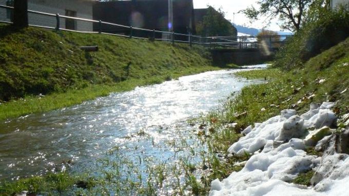 Řeka Bečva přikrmovaná rozvodněnými potoky jako tento v Hovězím se včera na splavech pěnila a nabírala zlověstně hnědou barvu. Zůstala ale v březích.