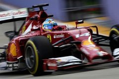 F1: Alonso v Singapuru trápí suverénní Mercedes