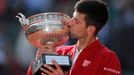 Novak Djokovič slaví triumf na French Open 2016