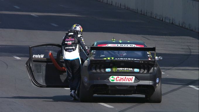 Cam Waters nabral rivala Shane van Gisbergena v závode Supercars Adelaide 500 do "taxíku".