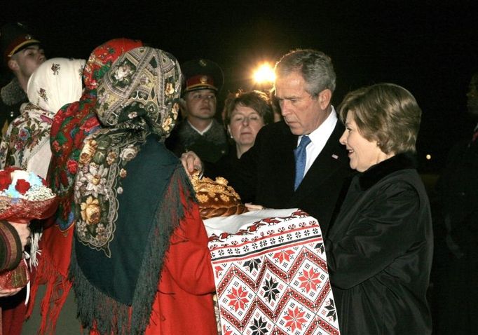 U.S. President George W. Bush is given the traditional greeting of karavai (bread) and salt as he and first lady Laura Bush arrive in Kiev, March 31, 2008. Bush will spend a day here before attending the NATO Summit in Bucharest. REUTERS/Kevin Lamarque (UKRAINE)