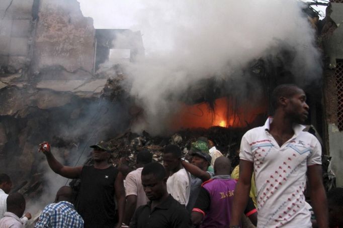 Smoke rises from a building after a plane crashed into a neighbourhood in Ishaga district, an outskirt of Nigeria's commercial capital Lagos June 3, 2012. There were no survivors among the 147 people on board a domestic passenger aircraft that crashed in the Nigerian city of Lagos on Sunday, an official of the National Emergency Management Agency (NEMA), told Reuters. REUTERS/Akintunde Akinleye (NIGERIA - Tags: DISASTER TRANSPORT) Published: Čer. 3, 2012, 8:29 odp.