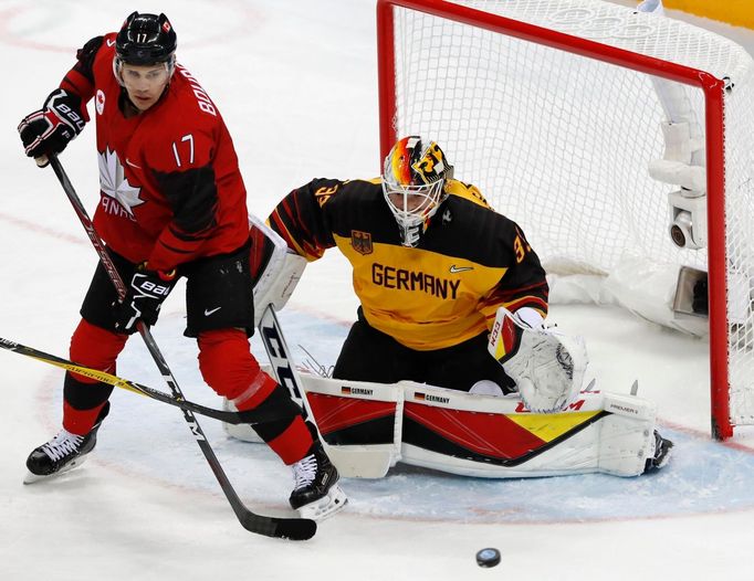 Rene Bourque (17) a Danny aus den Birken v semifinále Kanada - Německo na ZOH 2018