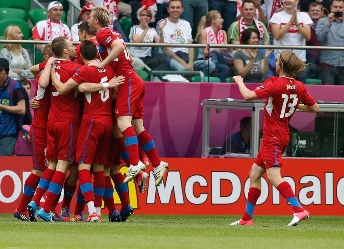 Čeští fotbalisté slaví gól Václava Pilaře během utkání Řecko - Česká republika v základní skupině A na Euru 2012.