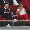 Německá ministryně vnitra Nancy Faeserová s duhovou páskou OneLove při rozhovoru s prezidentem FIFA Giannim Infantinem v hledišti při utkání MS 2022 Německo - Japonsko