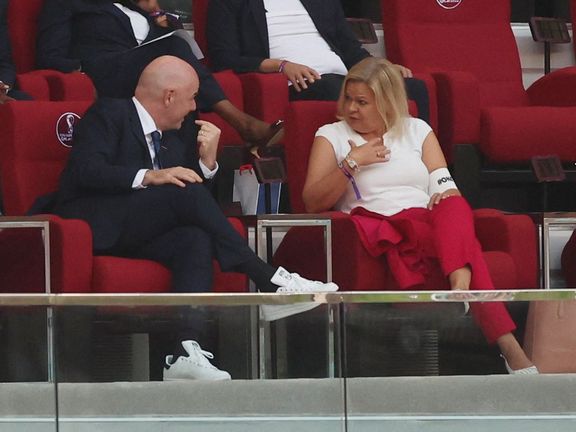 Německá ministryně vnitra Nancy Faeserová s duhovou páskou OneLove na při rozhovoru s prezidentem FIFA Giannim Infantinem v hledišti při utkání MS 2022 Německo - Japonsko