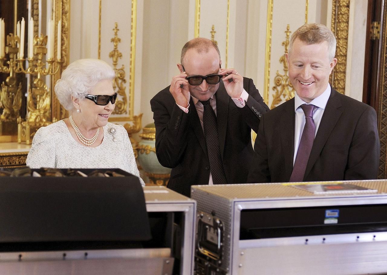 Královna Alžběta II. si prohlíží svoje 3D video