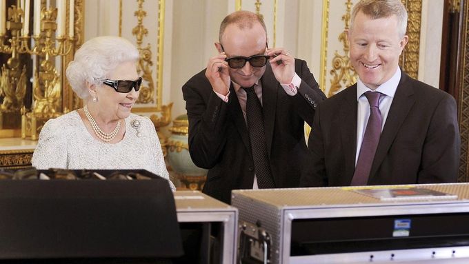 Královna Alžběta II. si nasadila speciální brýle, aby si mohla prohlédnout svůj vánoční projev ve 3D.