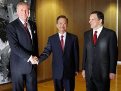 Čínský premiér Wen Ťia-pao na setkání s nyní již bývalým českým premiérem Mirkem Topolánkem a předsedou Evropské komise José Manuelem Barrosu v Bruselu letos v lednu