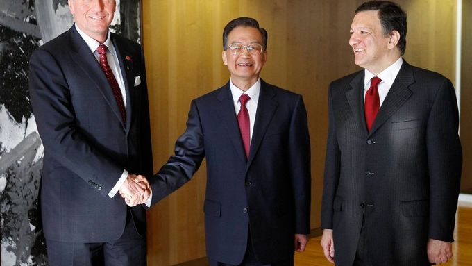 Summit bude, ruku na to. (Mirek Topolánek, Wen Ťia-pao a José Manuel Barroso po společném setkání v Bruselu)