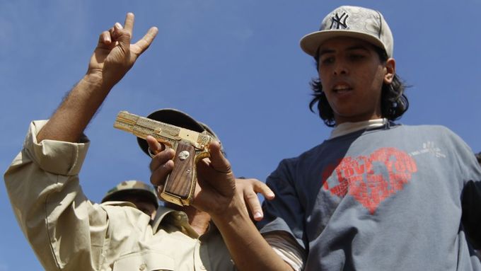 Ukořistěná zlatá pistole Muammara Kaddáfího.
