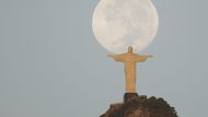 Úplněk a socha Krista Spasitele (Vykupitele) na kopci Corcovado, který se tyčí nad brazilským městem Rio de Janeiro.