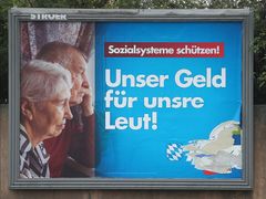 "Naše peníze pro naše lidi!" Poškozený volební plakát AfD v Mnichově.