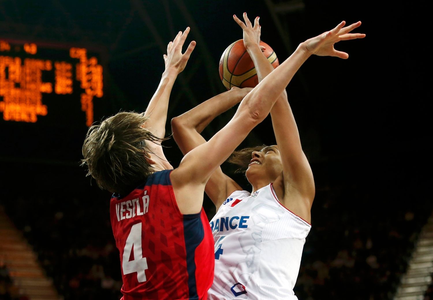 Francouzská basketbalistka Emmeline Ndongueová střílí přes Češku Janu Veselou ve čtvrtfinále OH 2012 v Londýně.