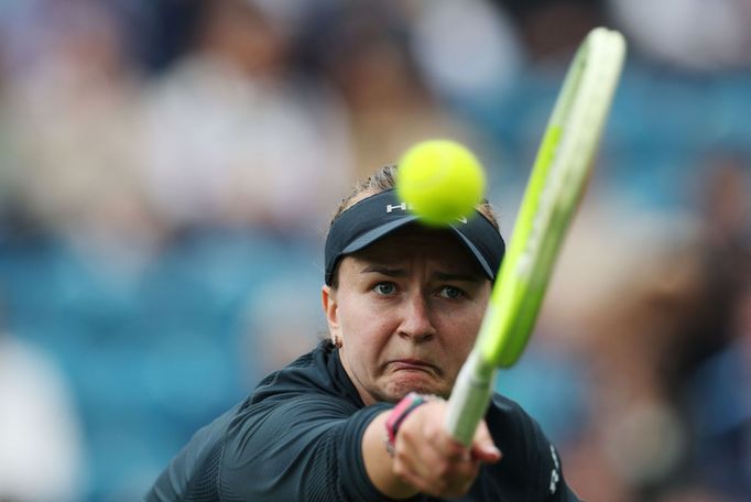 Barbora Krejčíková v utkání 1. kola turnaje v Eastbourne