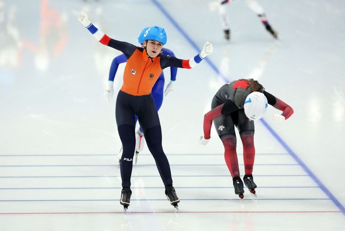 Irene Schoutenová slaví výhru v závodě na 1000 metrů.