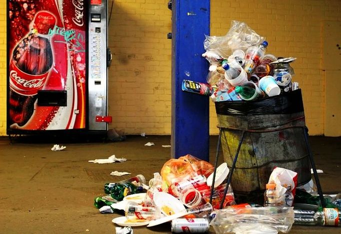 Odpadkové koše v okolí stadionu Spraty Praha na Letné během fotbalových utkání většinou nepojmou nápor fanoušků.