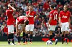 VIDEO United v šoku. Gólman Amos dostal gól přes celé hřiště