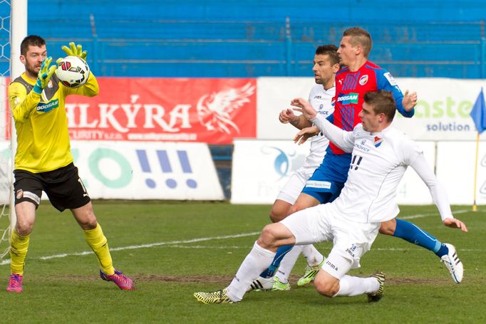 SL, Baník-Plzeň: Martin Kouřil (28), Mialn Baroš - Matúš Kozáčik a Lukáš Hejda