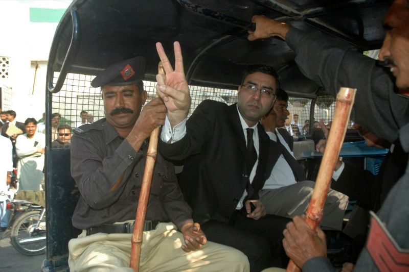 Zatýkání právníků v Karáčí po vyhlášení výjimečného stavu 2