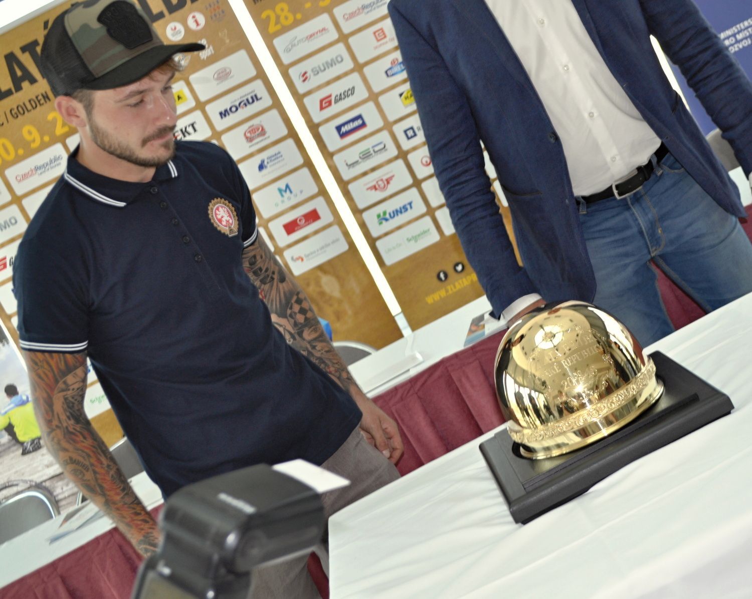 Václav Milík se zájmem pozoruje trofej pro vítěze Zlaté přilby 2018