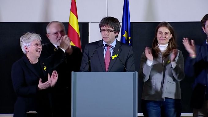 Sesazený premiér Katalánska Puigdemont oslavoval v exilu výsledek regionálních voleb. V nich zvítězily strany, které chtějí samostatnost Katalánska.