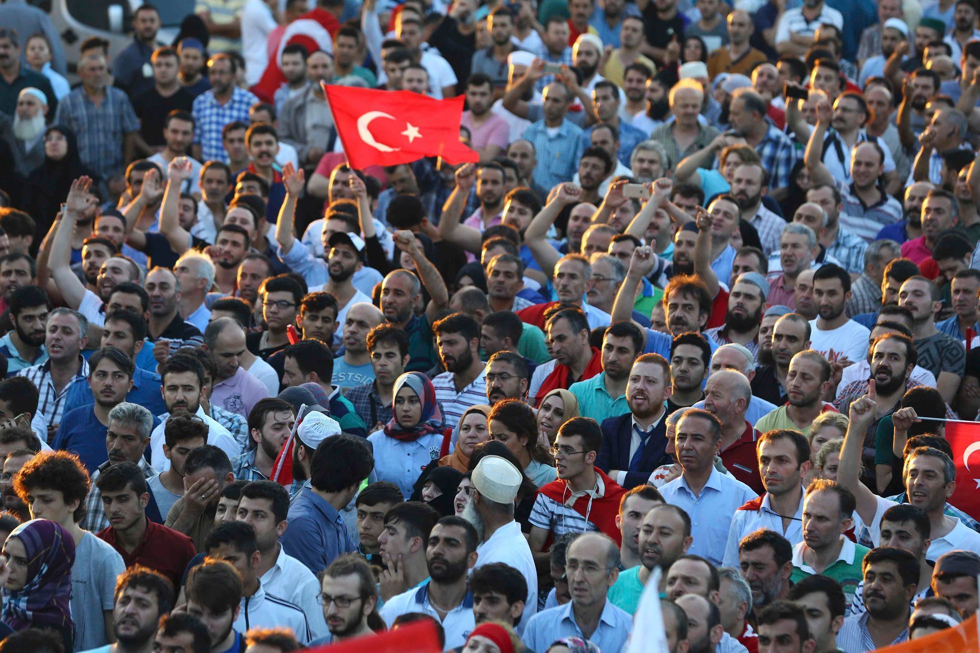 Příznivci prezidenta Erdogana se radují na mezinárodním Atatürkově letišti v Istanbulu po potlačení pokusu o převrat