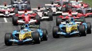 Start Velké ceny Španělska, v čele jsou oba monoposty Renault.
