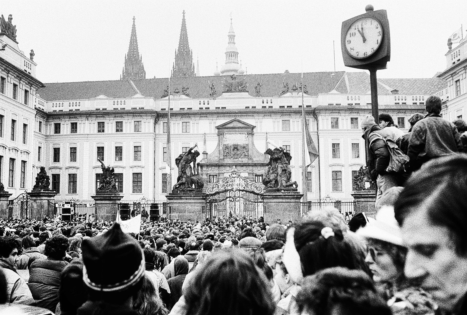 Jednorázové užití / Fotogalerie / Unikátní fotografie ze zákulisí Václava Havla z období Sametové revoluce