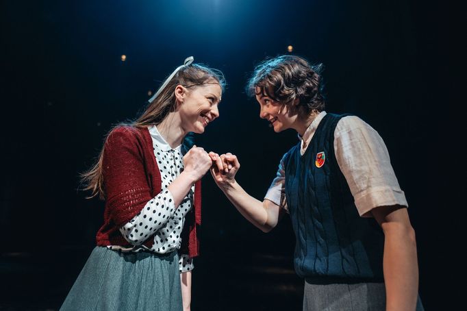 Tereza Císařová jako Mira a Kateřina Elizabeth McIntosh v inscenaci Hana.