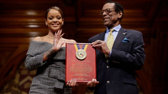 Zpěvačka Rihanna přebírá ocenění Harvardské univerzity za filantropii.