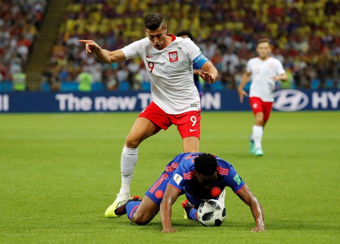 Robert Lewandowski a Yerry Mina v zápase Polsko - Kolumbie na MS 2018